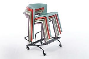 Die gestapelten Capri Kunststoffstühle können auf dem Transportwagen transportiert werden